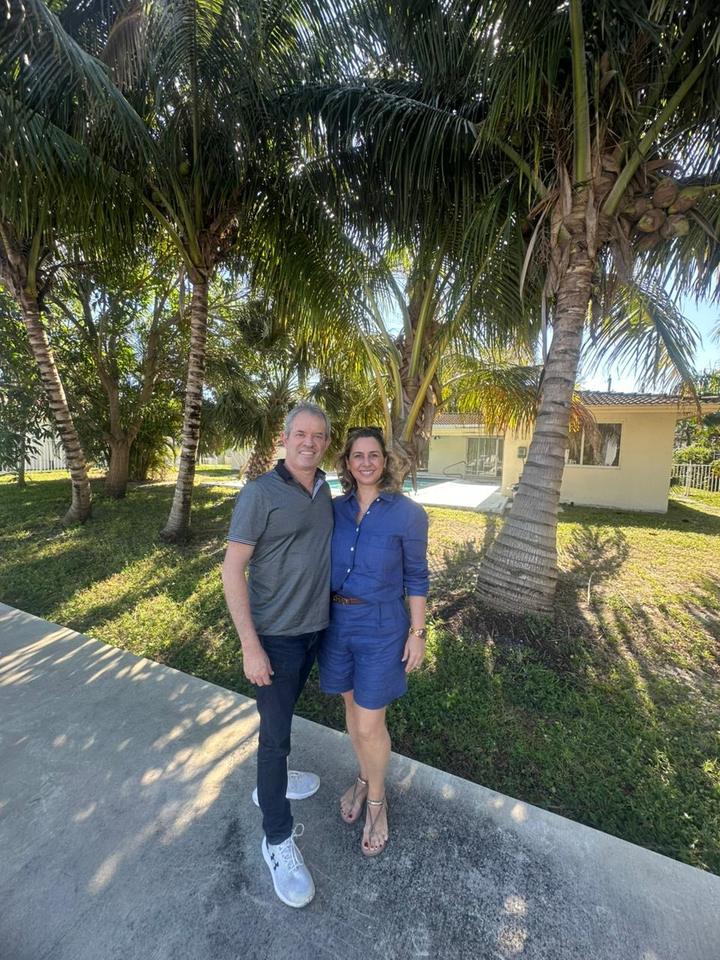 Casal em visita a patrimônio com vegetação tropical